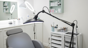 Lampa UV do rzęs - wady i zalety w porównaniu do tradycyjnego kleju